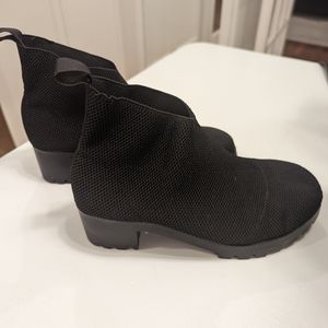 Charleston Shoe Company black size 7 Murphy ankle boot.